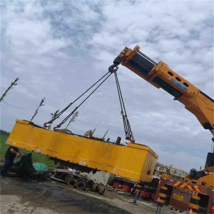 曾都吊运集装箱的吊车